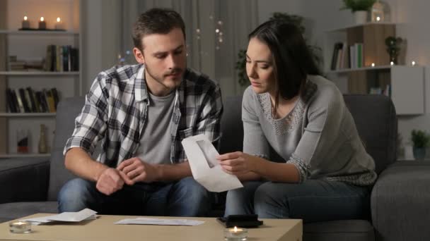 Enojada Esposa Regañando Pareja Sobre Caros Recibos Sentados Sofá Casa — Vídeos de Stock