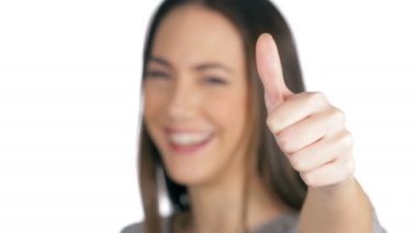 Mutlu kadın beyaz arka plan üzerinde izole başparmak kadar gesturing gülerek