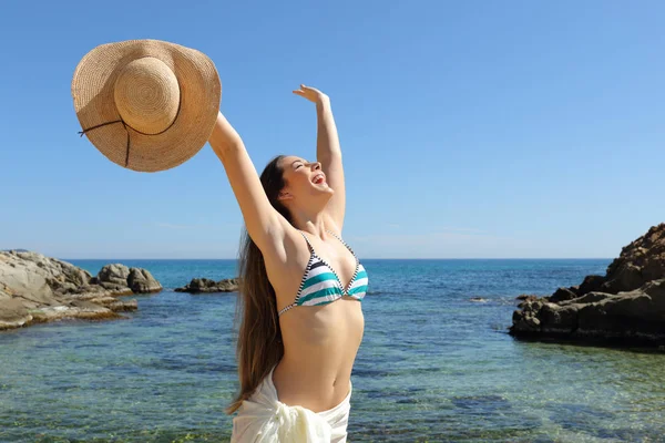 Возбужденный турист празднует отдых на пляже — стоковое фото