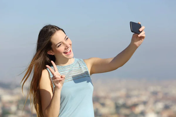 Glückliches Millennial-Mädchen macht Selfies im Freien — Stockfoto