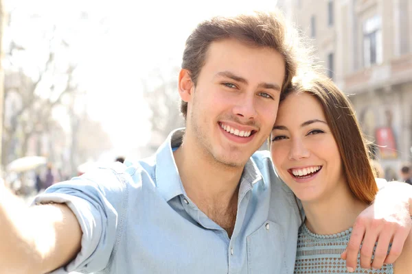 Happy couple taking selfies in the street on summer holiday — Stock Photo, Image