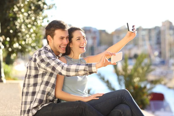 Happy couple taking selfies on summer vacation — Stock Photo, Image