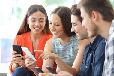 Evde akıllı telefonları kontrol arkadaşlar Mutlu grup