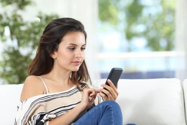 Evde akıllı telefon kontrol ciddi kadın