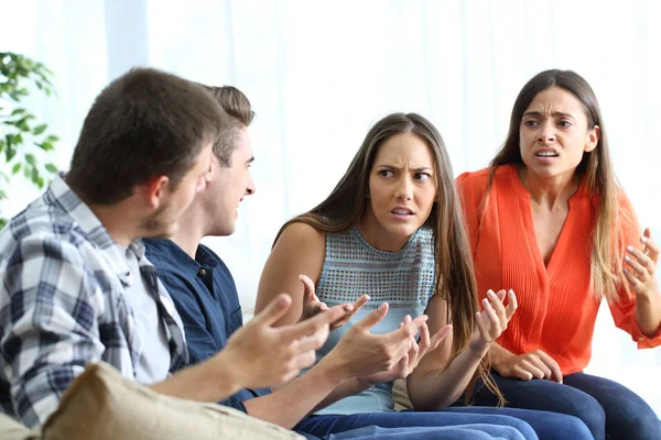 Cuatro amigos enojados peleando en casa — Foto de Stock