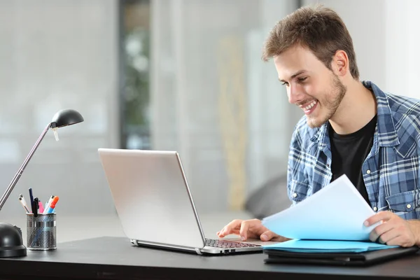 Homem trabalhando on-line em casa em um laptop — Fotografia de Stock