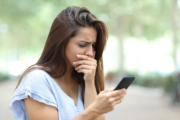 Trauriges Mädchen beschwert sich beim Lesen schlechter Nachrichten auf dem Handy — Stockfoto