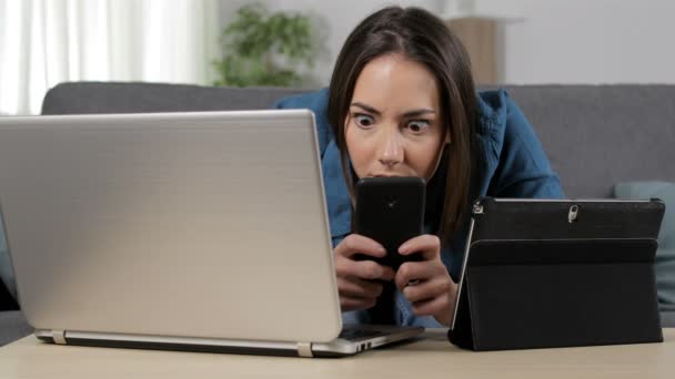 Mujer Obsesionada Usando Múltiples Dispositivos Sentados Sala Estar Casa — Vídeos de Stock