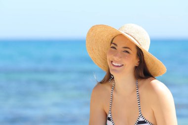 Sahilde poz veren güzel sunbather