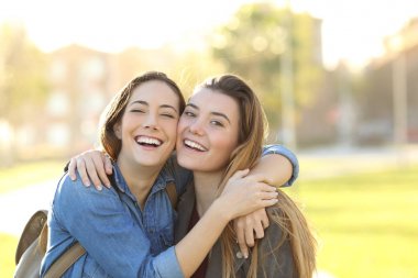 Mutlu en iyi arkadaşlar bir parkta kameraya bakarak poz