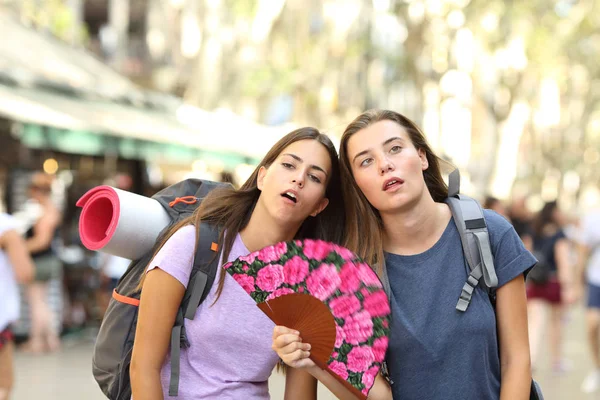Backpackers suffering heat stroke on vacation — Stock Photo, Image