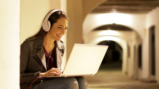 Mujer Feliz Usando Portátil Con Auriculares Sentados Una Calle Ciudad — Vídeos de Stock