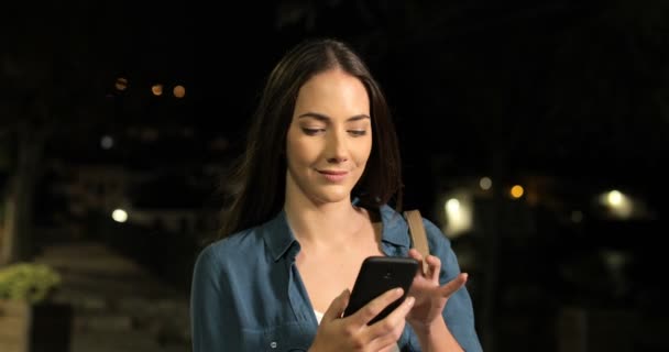 Mujer Seria Caminando Usando Teléfono Inteligente Calle Noche Oscura — Vídeo de stock