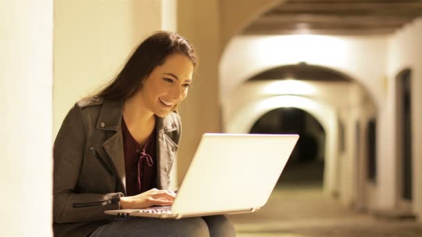 Zaskoczona Kobieta Znalezienie Treści Online Laptopie Siedzi Ulicy Miasta Nocy — Wideo stockowe