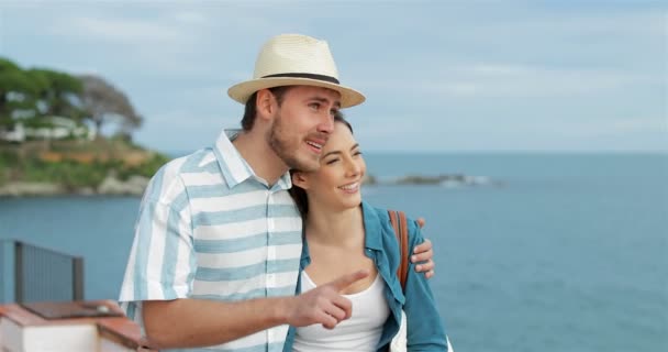 休暇でビーチを考えて歩く観光客の幸せなカップル — ストック動画