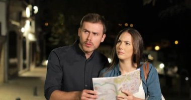 Gece bir harita da arama yeri yürüyüş kayıp çiftin ön görünüm portre