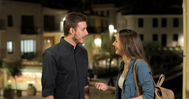Glücklich Mann Und Frau Dating Und Gespräche Der Nacht Auf — Stockvideo