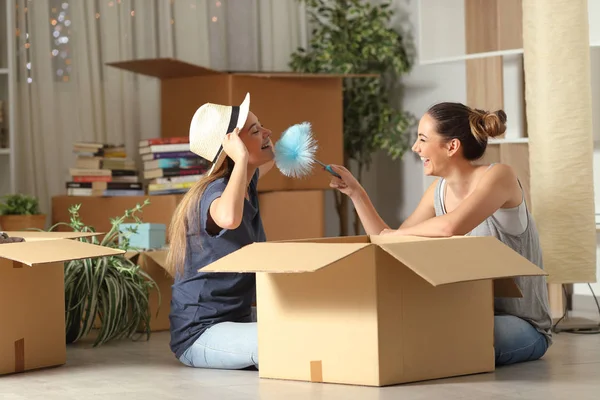 Colegas de quarto alegres brincando ao se mudar para casa — Fotografia de Stock