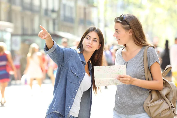 Потерянный турист просит помощи у пешехода — стоковое фото