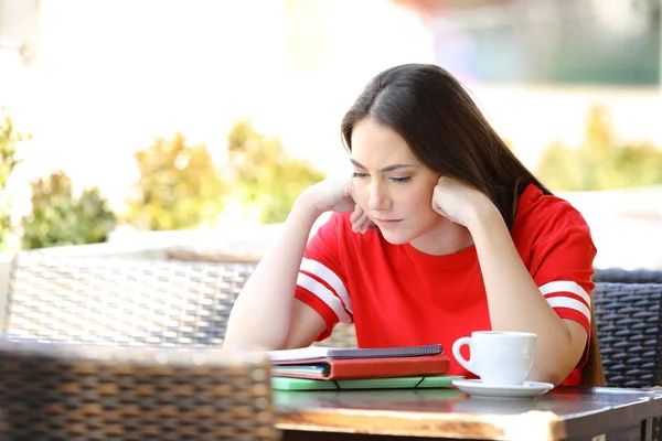 Serieuze leerling die lees notities studeert in een koffiebar — Stockfoto