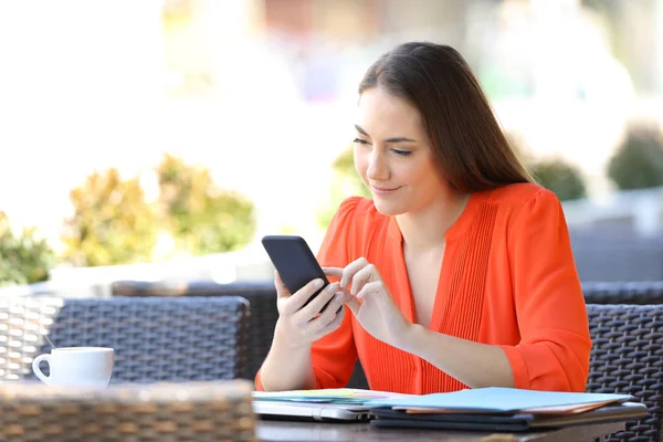 Poważny przedsiębiorca przeglądania inteligentnego telefonu w barze taras — Zdjęcie stockowe