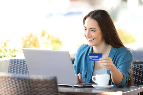 Счастливая женщина, покупающая онлайн оплату кредитной картой — стоковое фото