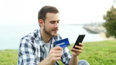 Mutlu çocuk kredi kartı ve akıllı telefon açık havada online ödeme