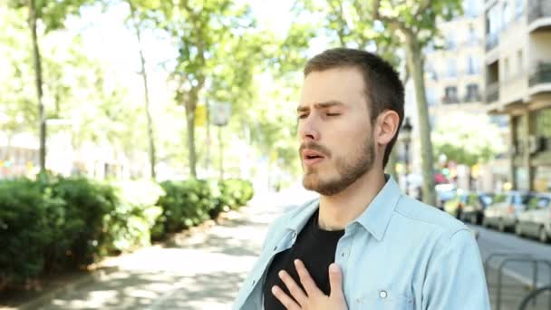 通りで症状を緩和する喘息吸入器を使用したアスマティックな男性の肖像画 — ストック動画
