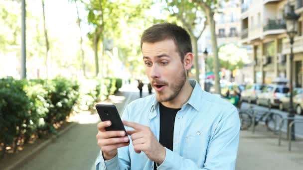 Homme Excité Utilisant Téléphone Intelligent Après Certain Temps Regarde Caméra — Video