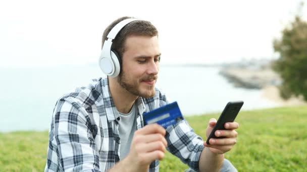 Mutlu Çocuk Kredi Kartı Akıllı Telefon Açık Havada Online Müzik — Stok video