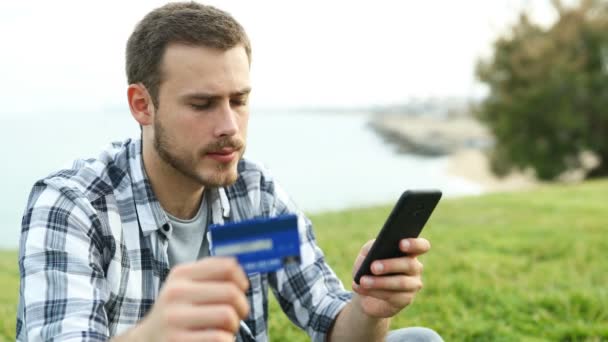 Menino Preocupado Pagando Online Com Cartão Crédito Telefone Inteligente Comete — Vídeo de Stock