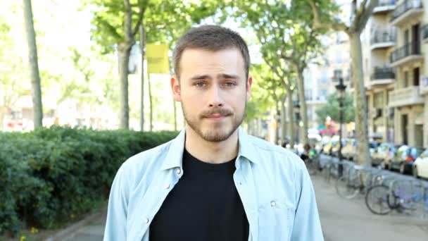 Vooraanzicht Portret Van Een Teleurgestelde Man Zeggen Nee Bij Camera — Stockvideo