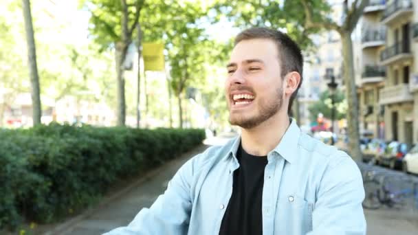 Emocionado Hombre Celebrando Éxito Calle Mirando Hacia Otro Lado — Vídeos de Stock