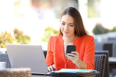 Girişimci bir kafede çalışan telefon kontrol