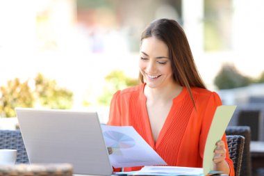 Mutlu serbest çalışan bir kafede çalışan