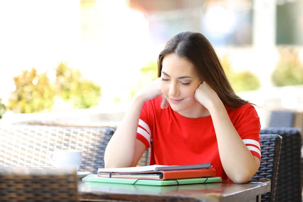 Geconcentreerde student studeren in een bar terras — Stockfoto