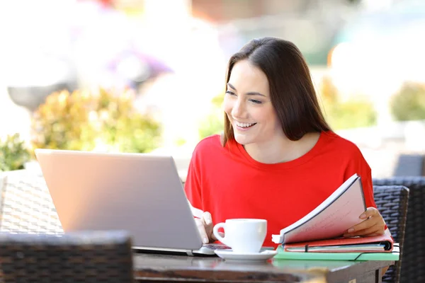 Zufriedener Student lernt Noten lesen und benutzt Laptop — Stockfoto