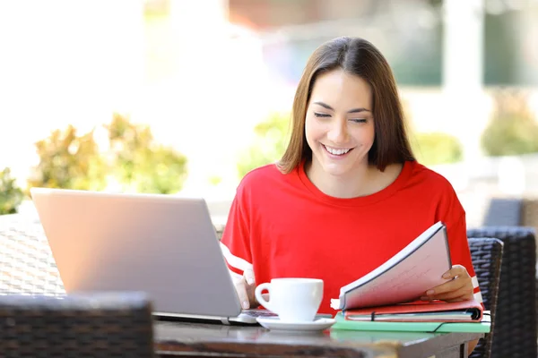 Šťastný student s laptopem studující čtení poznámek — Stock fotografie