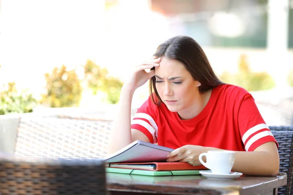 Bezorgde student probeert om les te begrijpen in een coffeeshop — Stockfoto