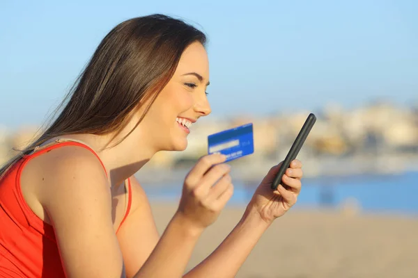 Profile of a girl paying online with a smart phone — Stock Photo, Image