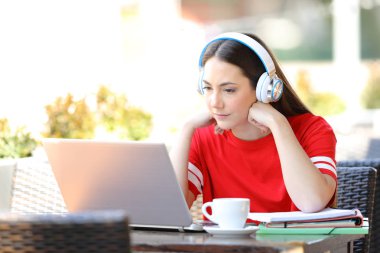 Studious öğrenci e-öğrenme dizüstü bilgisayarda öğreticiler izleme