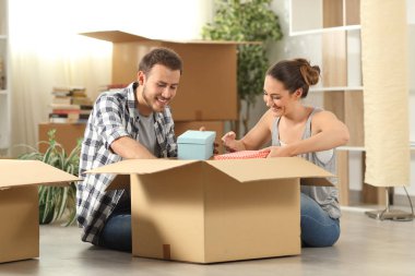 Mutlu çift eve hareketli eşyalarını unboxing