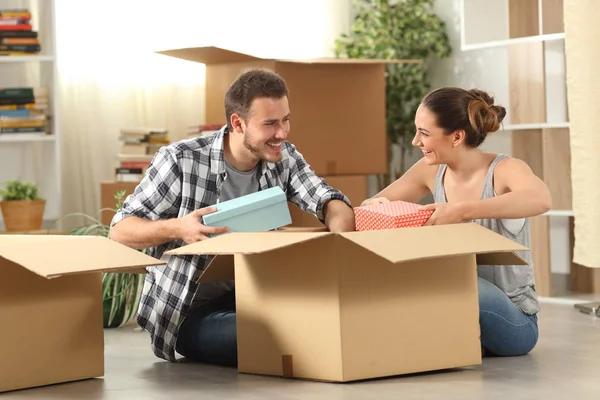 Feliz pareja unboxing pertenencias mudanza casa — Foto de Stock