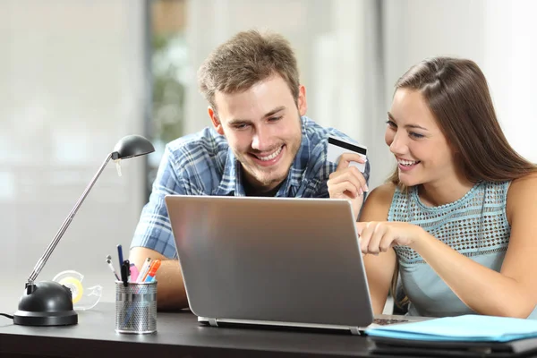 Koppel vergelijken producten kopen op lijn met een laptop — Stockfoto