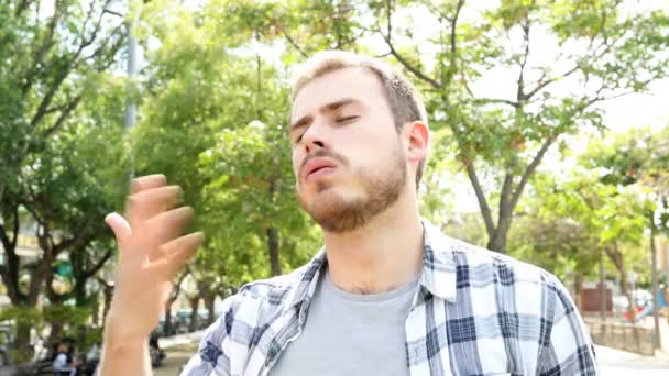 Hombre Abrumado Quejándose Sufrir Golpe Calor Verano Parque — Vídeos de Stock