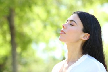 Bir ormanda temiz hava soluan güzellik kadın