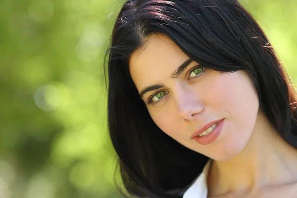 Portret van een schoonheid vrouw met groene ogen naar u kijken — Stockfoto