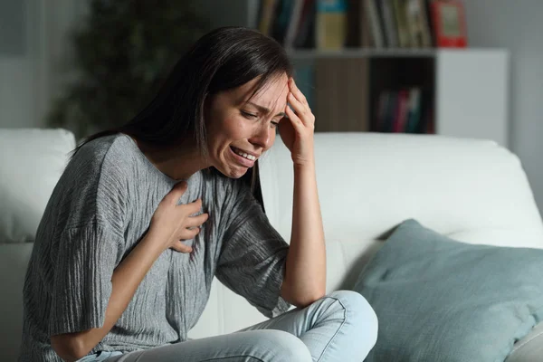 O femeie tristă cu inima frântă plângându-se acasă — Fotografie, imagine de stoc