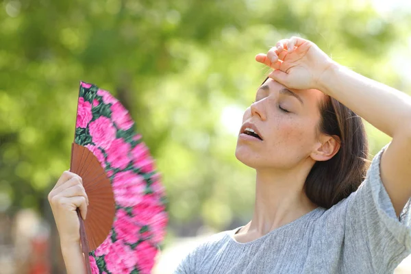 Woman suffering a heat stroke in a warm summer day — Stock Photo, Image