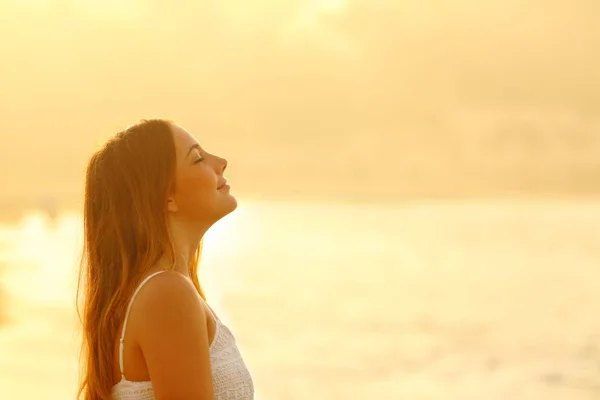 Kvinna vid solnedgången avkopplande andning frisk luft — Stockfoto